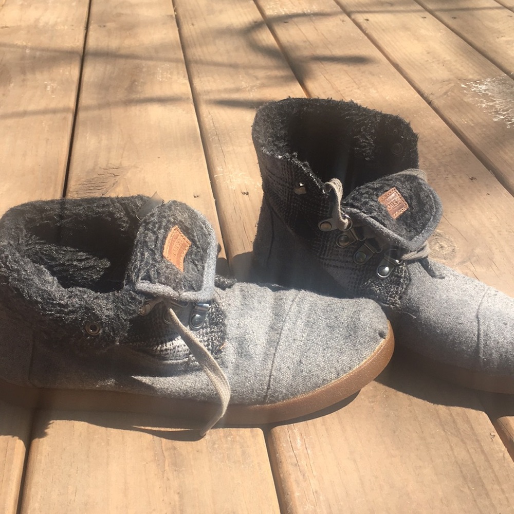 TOMS Lace-up Wooly Boots